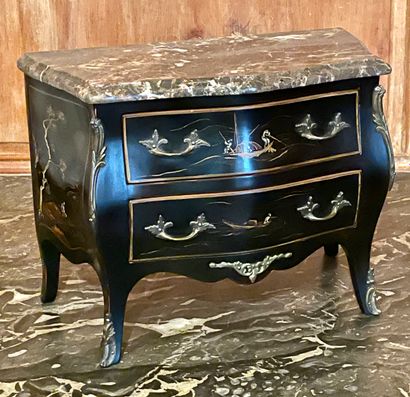 COMMODE DE MAITRISE of tomb form in lacquered...