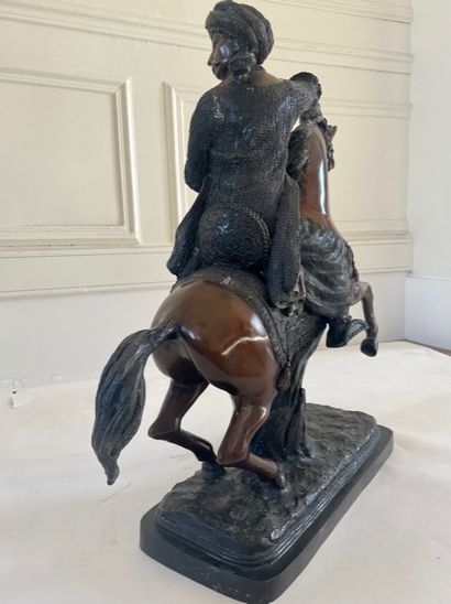 null ECOLE MODERNE Cavalier arabe Bronze à patine brune Porte un cartouche "Ferdinand...