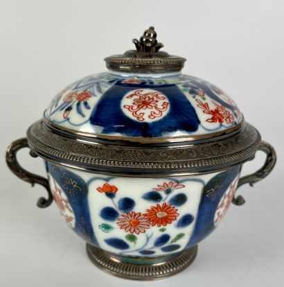 null JAPANese covered broth in polychrome porcelain enamelled with floral decoration....