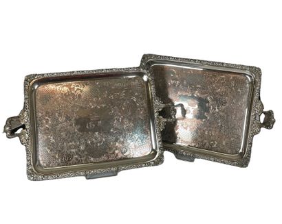null PAIR OF PLATES in silver plated copper richly chiseled with side holds, in the...