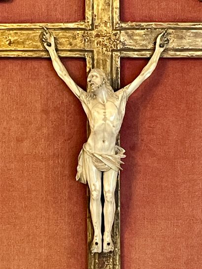 null CRUCIFIX in a gilded, molded and carved wood frame. 18th century. 60 x 37 cm...