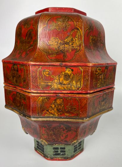  CHINE Grande boite en bois peint et laqué rouge à fond or en forme de lampion. Début...