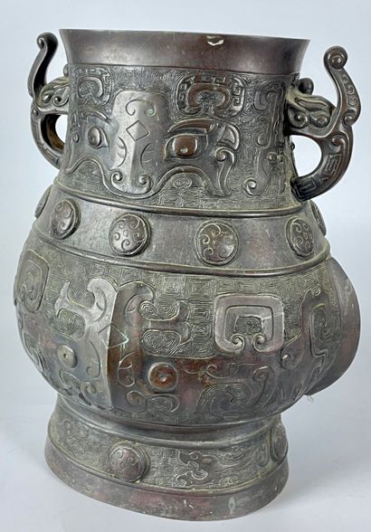 null CHINE Paire de vases à anses en bronze patiné XIXe siècle H. 37.5 cm