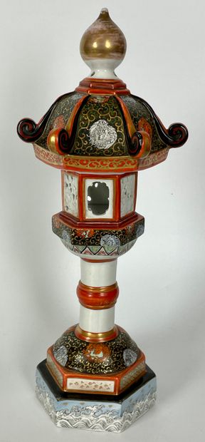 JAPON Lanterne en porcelaine émaillée à décor...