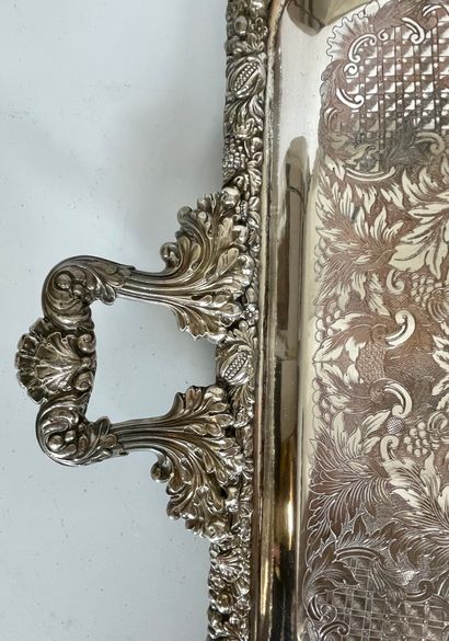 null PAIR OF PLATES in silver plated copper richly chiseled with side holds, in the...