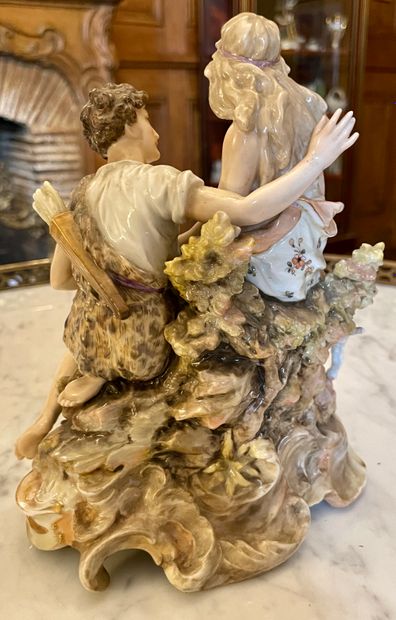 null ALLEMAGNE Deux groupes en porcelaine à décor d'une scène galante et d'enfant...