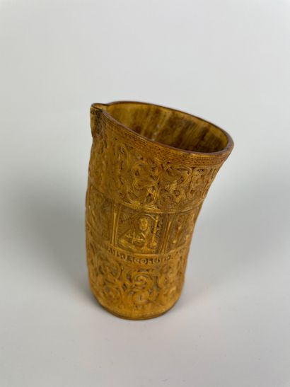 null Goblet in horn with a slightly curved body finely carved on three registers....