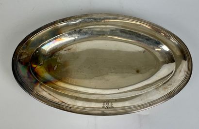 Oval silver plate with net contour, the edge...