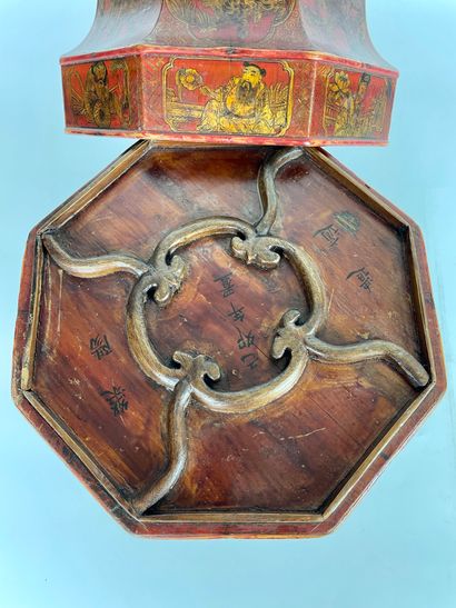  CHINE Grande boite en bois peint et laqué rouge à fond or en forme de lampion. Début...