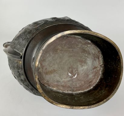 null CHINE Paire de vases à anses en bronze patiné XIXe siècle H. 37.5 cm