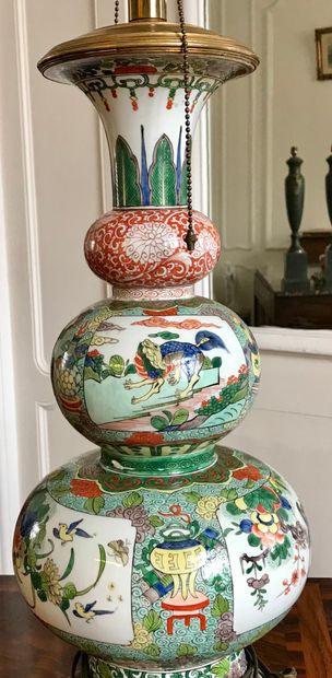  CHINE Vase en porcelaine de forme triple-gourde décoré en émaux de la famille verte...