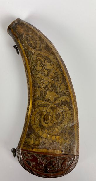 POWDER POT in horn with engraved decoration...