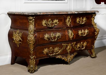 null TOMBED COMMODE with curved front in violet wood and rosewood veneer, opening...