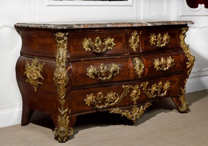 null COMMODE TOMBEAU à façade galbée en placage de bois de violette et palissandre,...