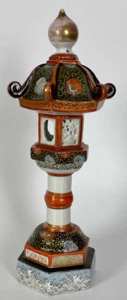 null JAPON Lanterne en porcelaine émaillée à décor doré Deuxième moitié du XIXe siècle...