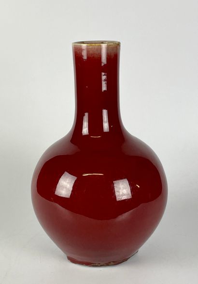  CHINE Vase de forme tianquinping en porcelaine émaillée rouge sang de boeuf XIXe...