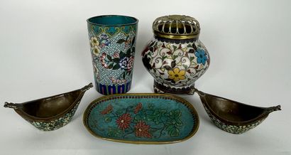 null Ensemble d'OBJETS DE VITRINE en cloisonné. XIXe-XXe Hauteur du gobelet et du...