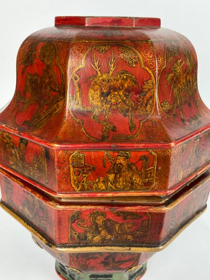  CHINA Large box in painted and lacquered wood with gold background in the shape...