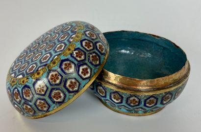 null CHINA Covered circular box in cloisonné bronze with a turquoise blue background...