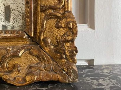 null MIROIR A FRONTON en bois doré mouluré, sculpté et ajouré à décor de rinceaux...