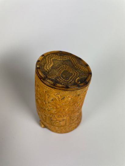 null Goblet in horn with a slightly curved body finely carved on three registers....