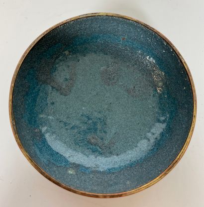  CHINE Boite circulaire couverte en bronze cloisonné à fond bleu turquoise décorée...