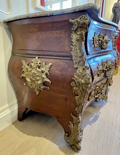 TOMBED COMMODE with curved front in violet wood and rosewood veneer, opening with...