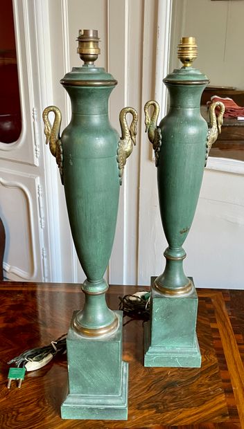 null PAIRE DE LAMPE style Carcel en tole relaquée vert et doré en forme d'urnes à...