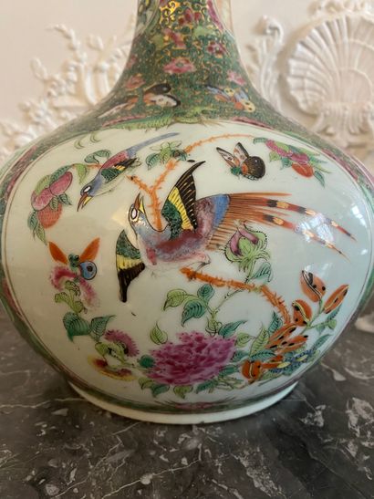 null CHINA Canton porcelain bottle vase with cover with polychrome enamelled decoration...