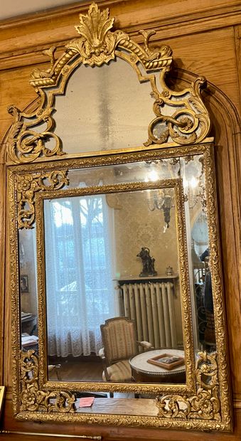 MIRROR WITH PARECLOSES in gilded wood, molded...