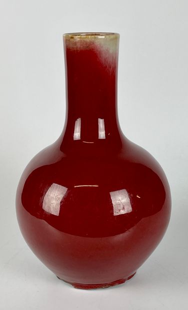  CHINE Vase de forme tianquinping en porcelaine émaillée rouge sang de boeuf XIXe...