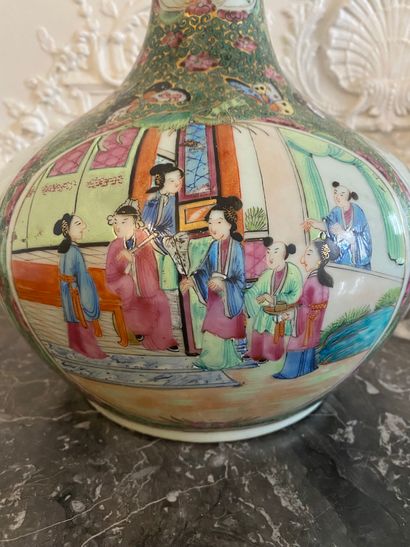 null CHINE Vase bouteille en porcelaine de Canton avec couvercle à décor polychrome...