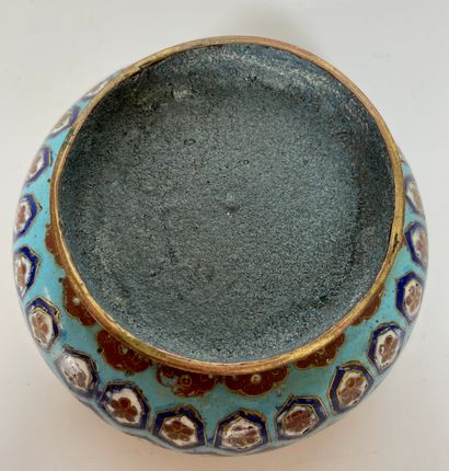  CHINE Boite circulaire couverte en bronze cloisonné à fond bleu turquoise décorée...
