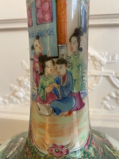 null CHINE Vase bouteille en porcelaine de Canton avec couvercle à décor polychrome...