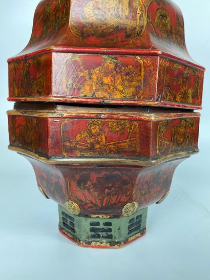 null CHINE Grande boite en bois peint et laqué rouge à fond or en forme de lampion....