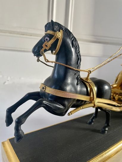 null PENDULE AU CHAR « allégorie de la Louisiane ». En bronze ciselé, doré et patiné,...