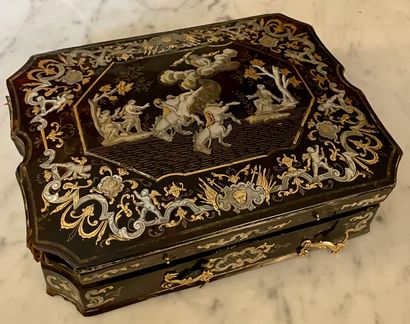 null 
COFFRET in flake gold and mother-of-pearl inlays decorated on the lid with...