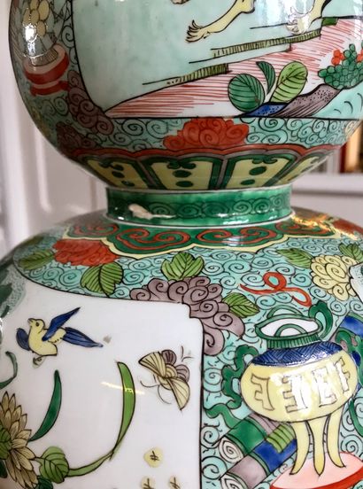 CHINE Vase en porcelaine de forme triple-gourde décoré en émaux de la famille verte...