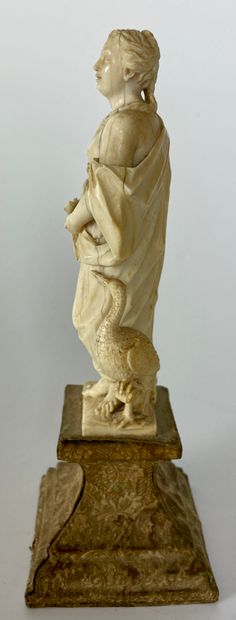 null 
Carved GROUP representing Leda and the Swan. Base.

18th century

Height :...