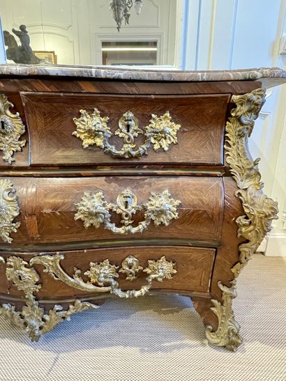  TOMBED COMMODE with curved front in violet wood and rosewood veneer, opening with...
