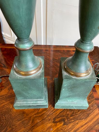 null PAIR OF LAMPS in the Carcel style, in green and gilded lacquered sheet metal...