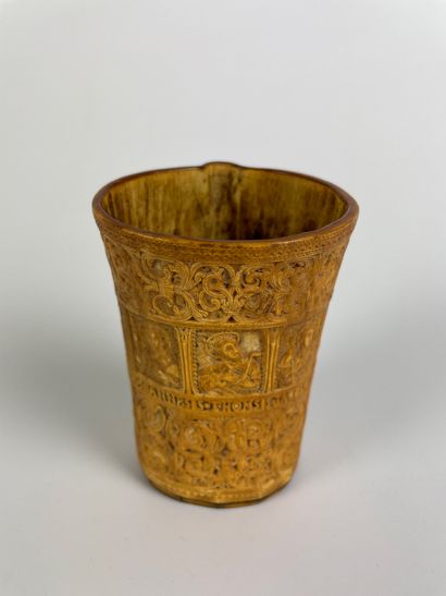 null Goblet in horn with a slightly curved body finely carved on three registers....