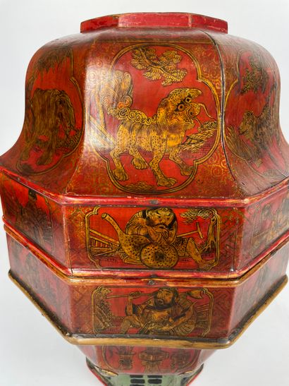 null CHINE Grande boite en bois peint et laqué rouge à fond or en forme de lampion....
