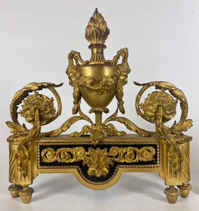 null PAIR OF FIREPLACES in gilded and chased bronze decorated with a fire pot, heads...