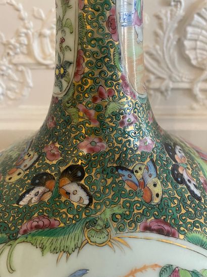 null CHINE Vase bouteille en porcelaine de Canton avec couvercle à décor polychrome...