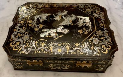  COFFRET in flake gold and mother-of-pearl inlays decorated on the lid with a mythological...