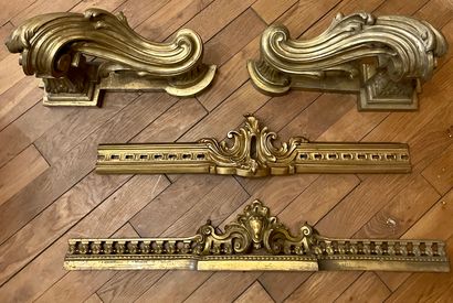 null PAIR OF FIREPLACES in chased gilt bronze with scroll decorations. Two mantelpiece...