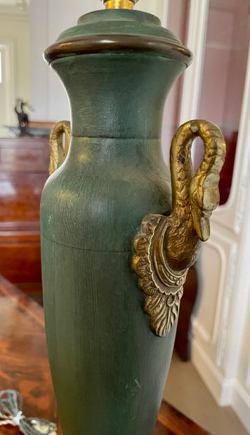 null PAIRE DE LAMPE style Carcel en tole relaquée vert et doré en forme d'urnes à...