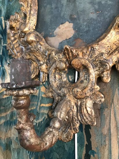 null Important PAIR OF Gilded wood scalloped and carved wall lamps with one arm of...