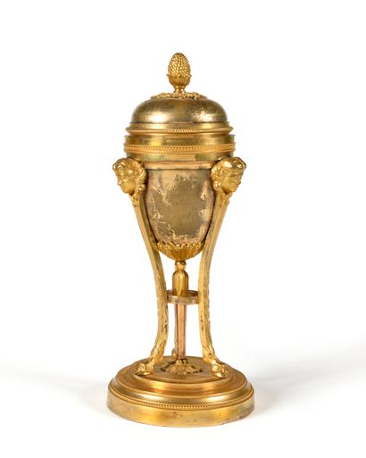 null CASSOLET forming CANDLE in gilt bronze, the amounts with women's heads ended...